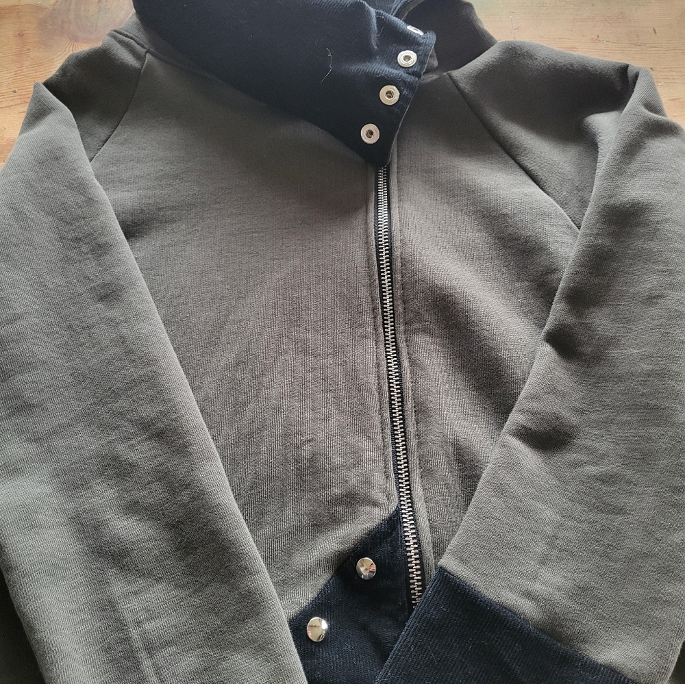 Cowl neck sweatshirt quality detail